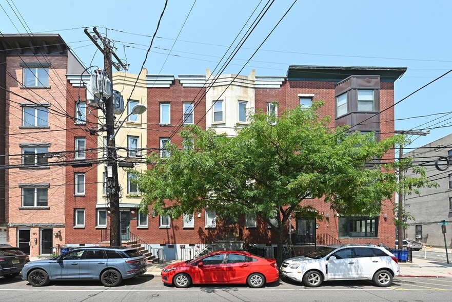 Building Photo - 330 Monroe St