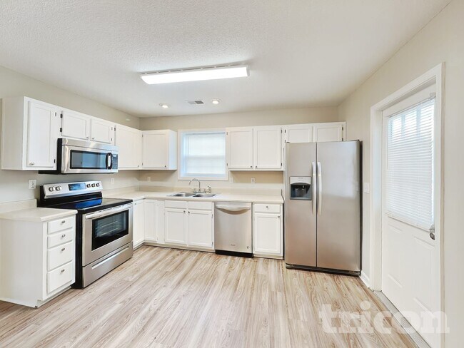Building Photo - 524 Chisolm Way