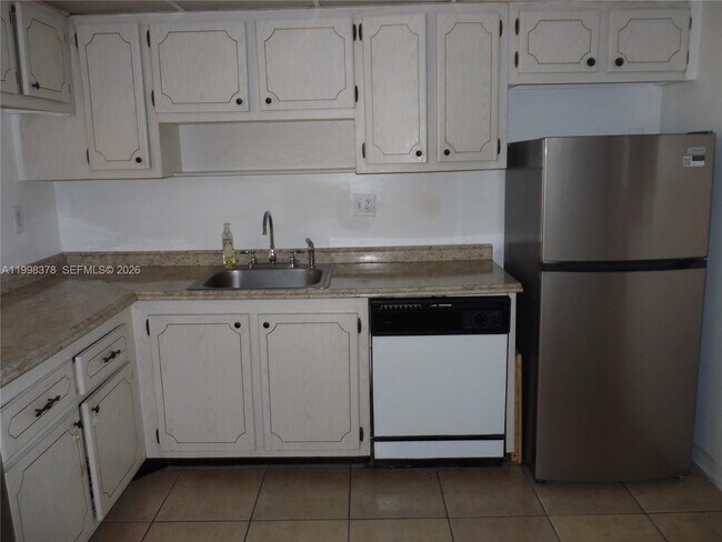 Building Photo - 14525 N Kendall Dr