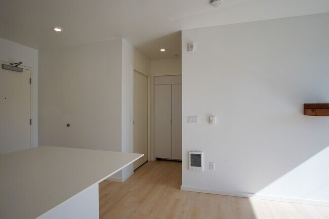 Building Photo - Modern 2nd Floor Studio with D/W & Washer/...