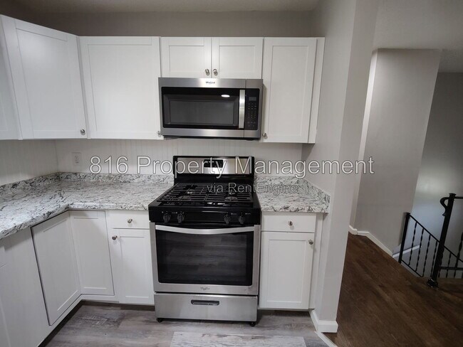 Building Photo - 7941 NE San Rafael Dr