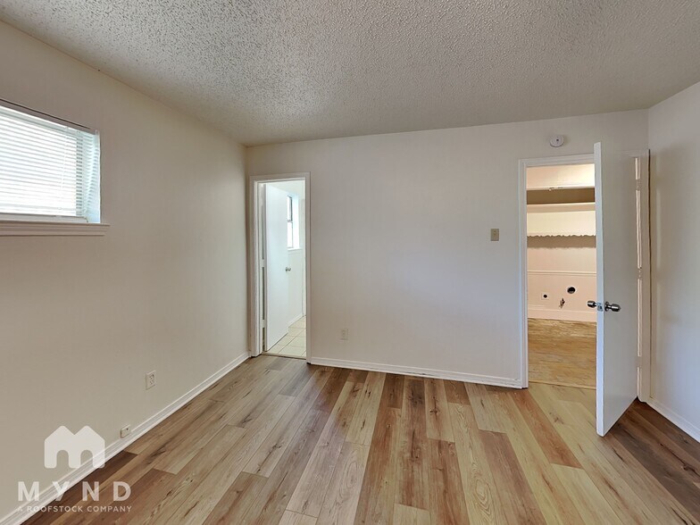 Building Photo - 15858 El Estado Dr