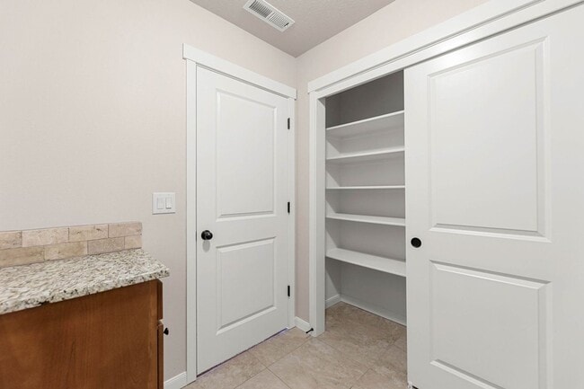 Building Photo - Gorgeous Townhome in Ridgefield!