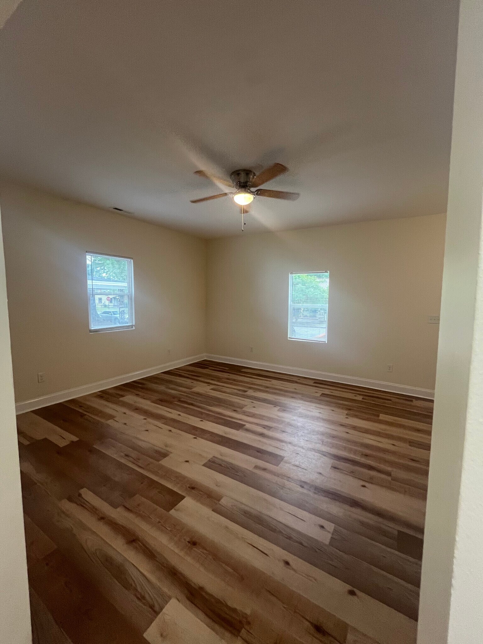 Living room - 405 Maplewood Ave NE