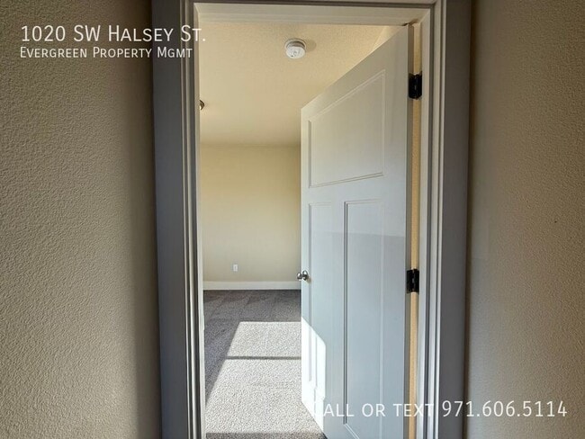 Building Photo - 1020 SW Halsey St