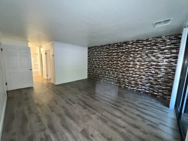 Building Photo - Remodeled 2 Bed, 2 Bath Unit in Downtown S...