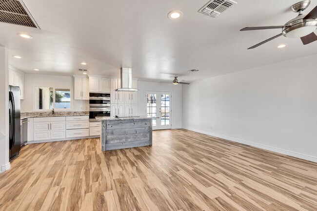 Building Photo - Old Town Remodeled Four Bedroom!