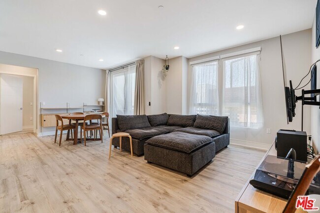 Building Photo - 6030 S Seabluff Dr