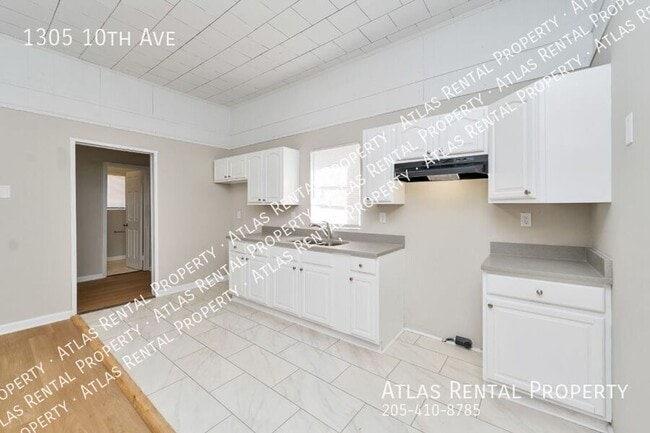 Building Photo - 1305 10th Ave