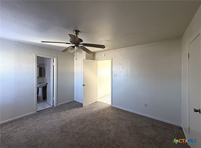 Building Photo - 602 Sunset Ln