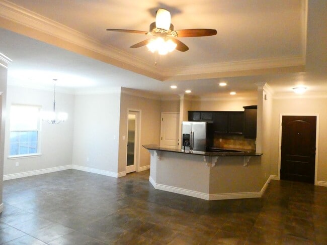 Building Photo - 3 bedroom 2 bath home- Quail Creek Subdivi...