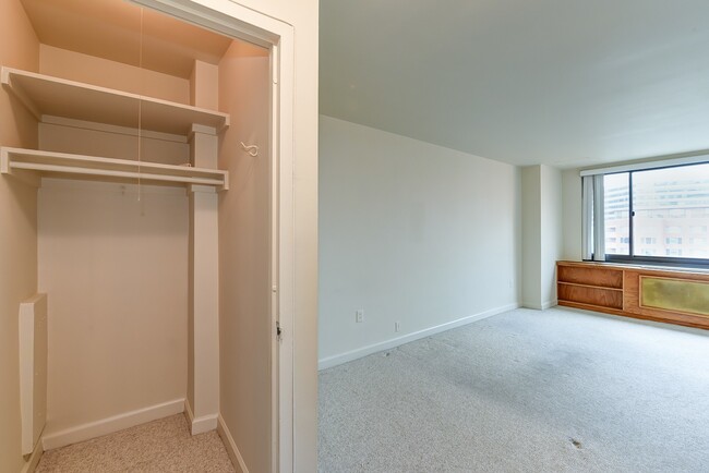 Building Photo - Spacious & Bright Studio at River Place East