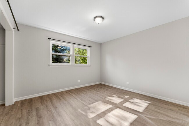 Building Photo - 740 E North Broadway St