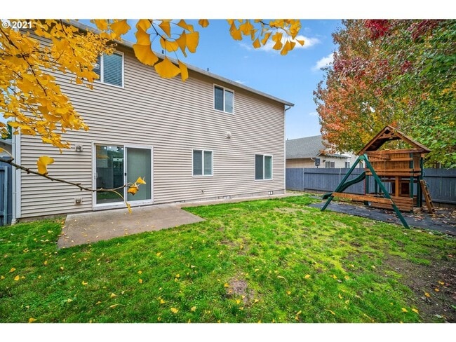 Building Photo - 4 Bedroom 2.5 Bath Home Recently Updated with Modern Finishes