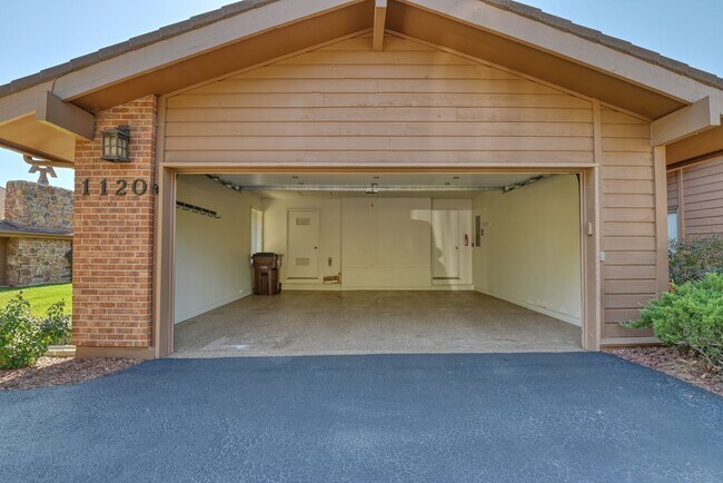 Building Photo - 1120 Hill Cir
