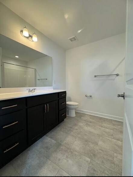 Master bath - 3046 Deptford St