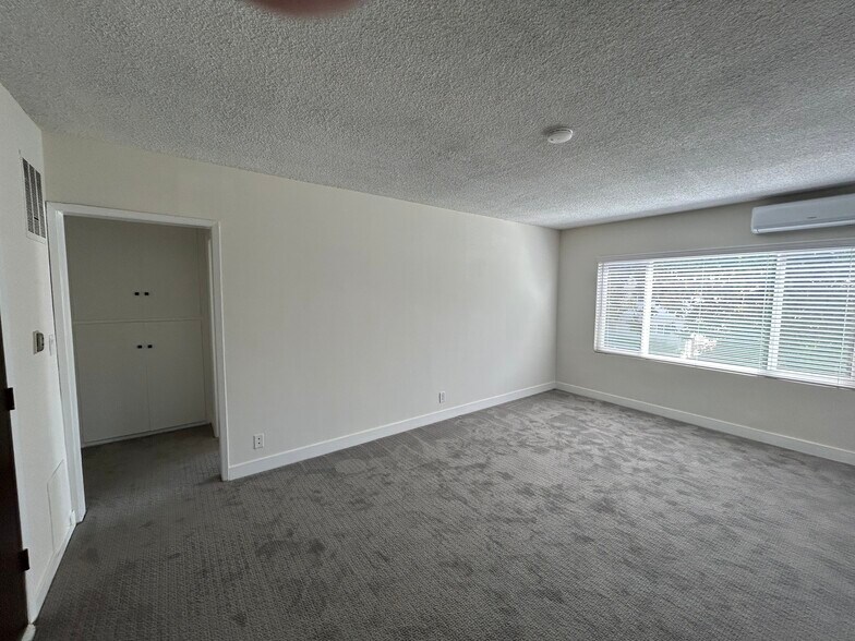 Living Room - 325 S Doheny Dr