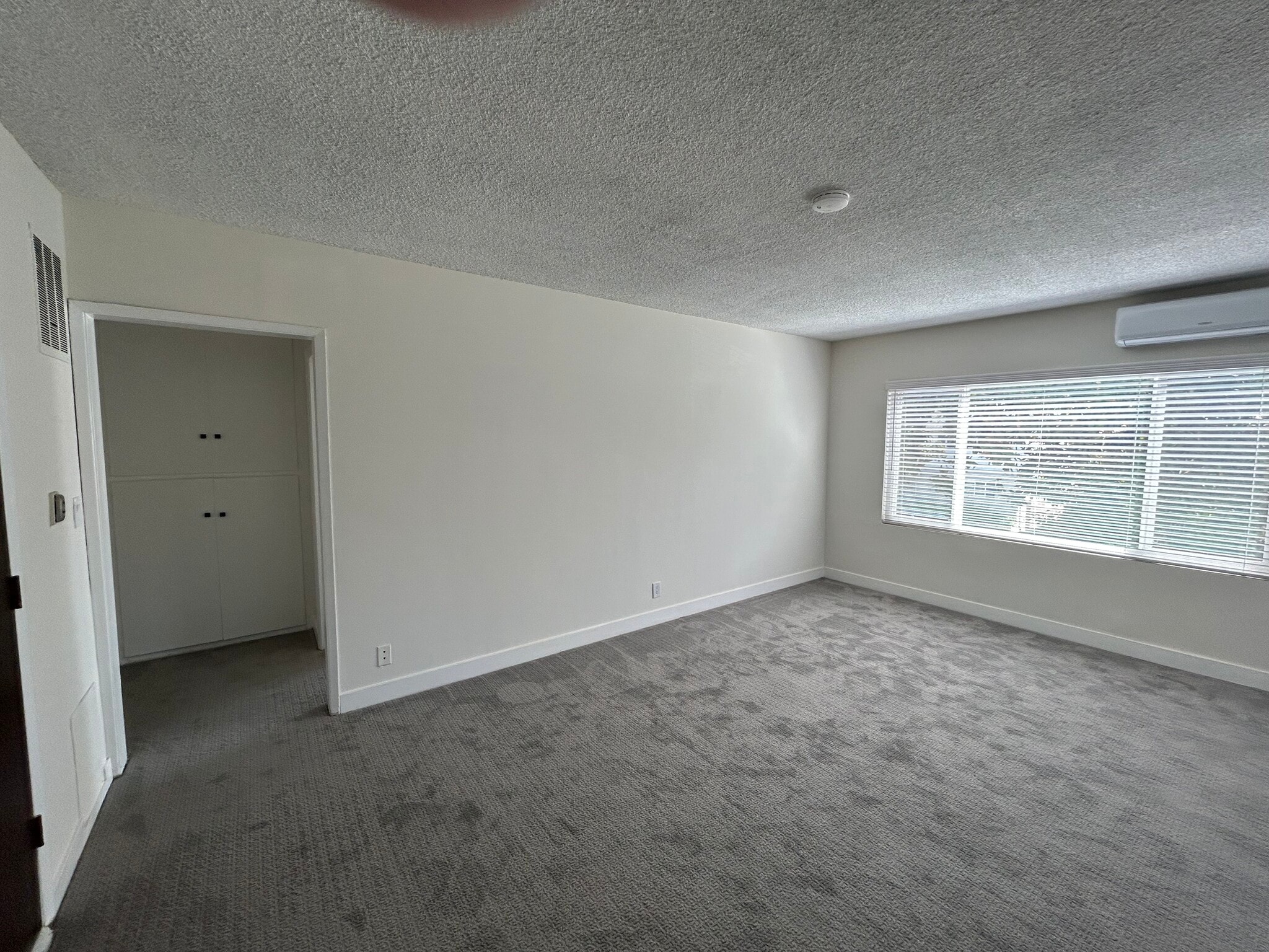 Living Room - 325 S Doheny Dr