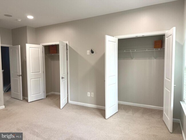 Building Photo - 139 Streamview Dr