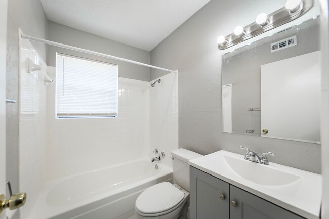 Building Photo - 2 Bedroom Apt. in Prime Location - Newly R...