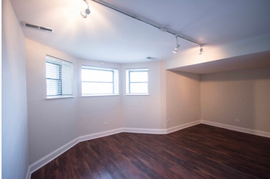 Building Photo - 954 W Cuyler Ave