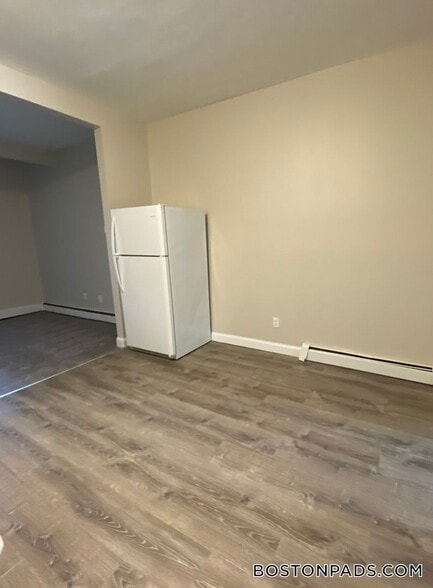 Building Photo - 663 Middle St