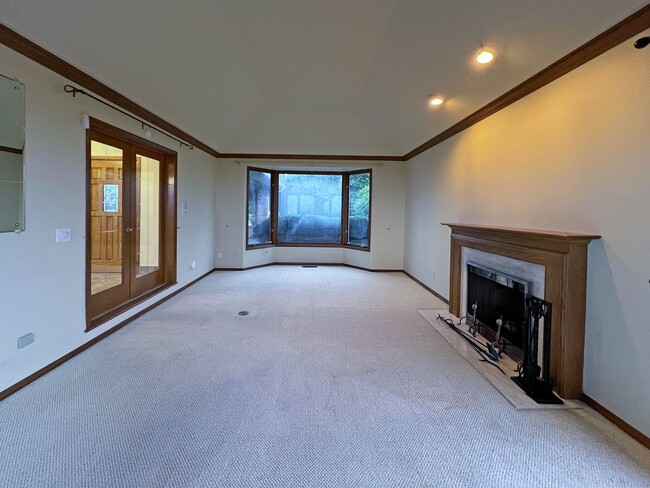 Building Photo - Gated Sound view home Des Moines area, 4 bed plus den 2.5 bath 3900 s/f, Available NOW!!!