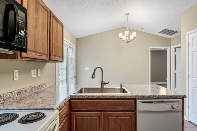 Building Photo - Welcome to this charming 4 bedroom, 2 bathroom home located in Greensboro, NC.