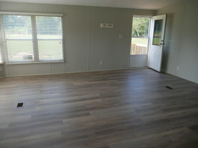 Building Photo - Adorable mobile home in Quitman