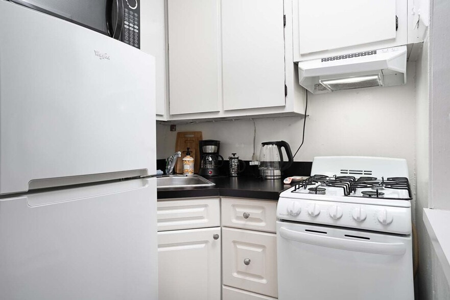 Building Photo - 328 E 74th St