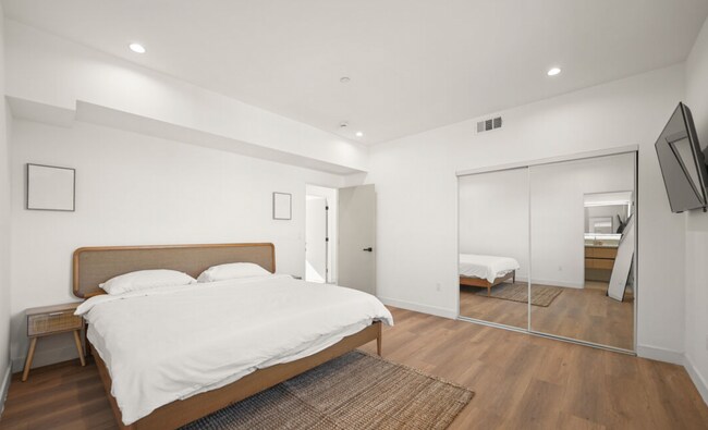 Building Photo - RECENTLY RENOVATED TOWNHOME | 5 BED 5 BATH | PRIVATE ROOFTOP DECK |  PET FRIENDLY | SPACIOUS BEDR...