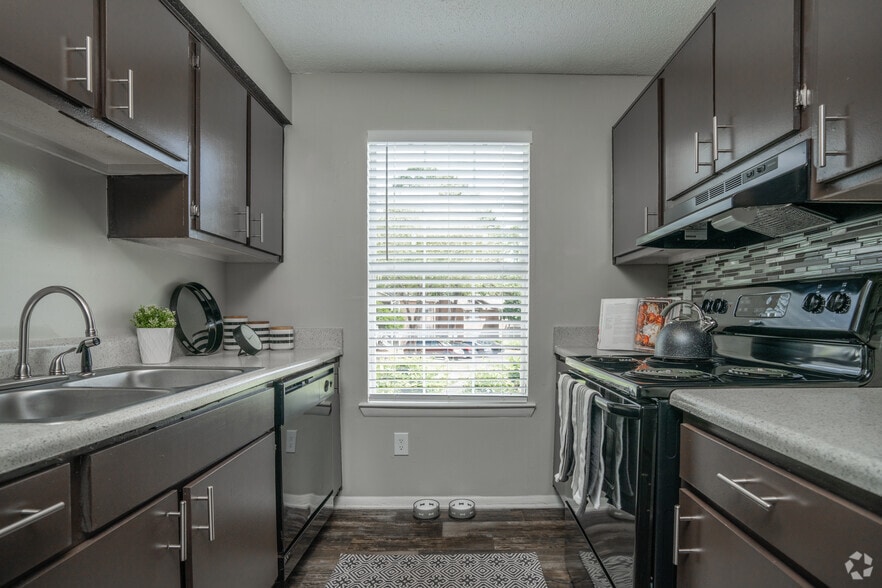 2BR, 2BA - 1,043SF - Kitchen - Brooks Crossing Apartments