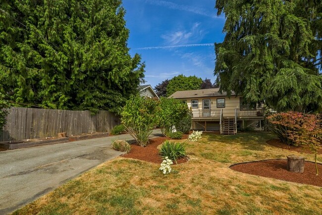 Building Photo - Light and Bright West Seattle Charmer in H...