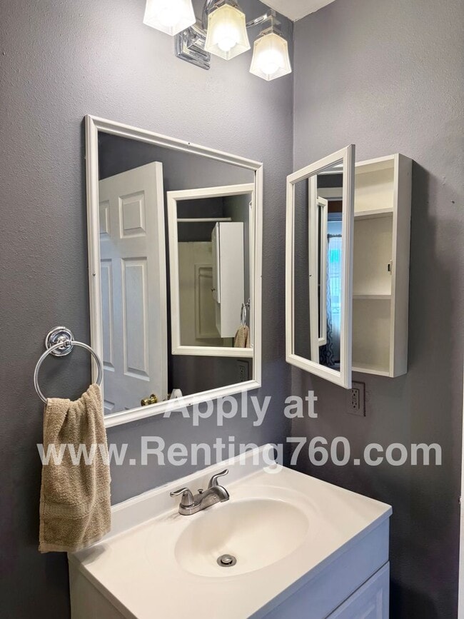 Building Photo - 2 Bed 2 Bath Near Military Base!