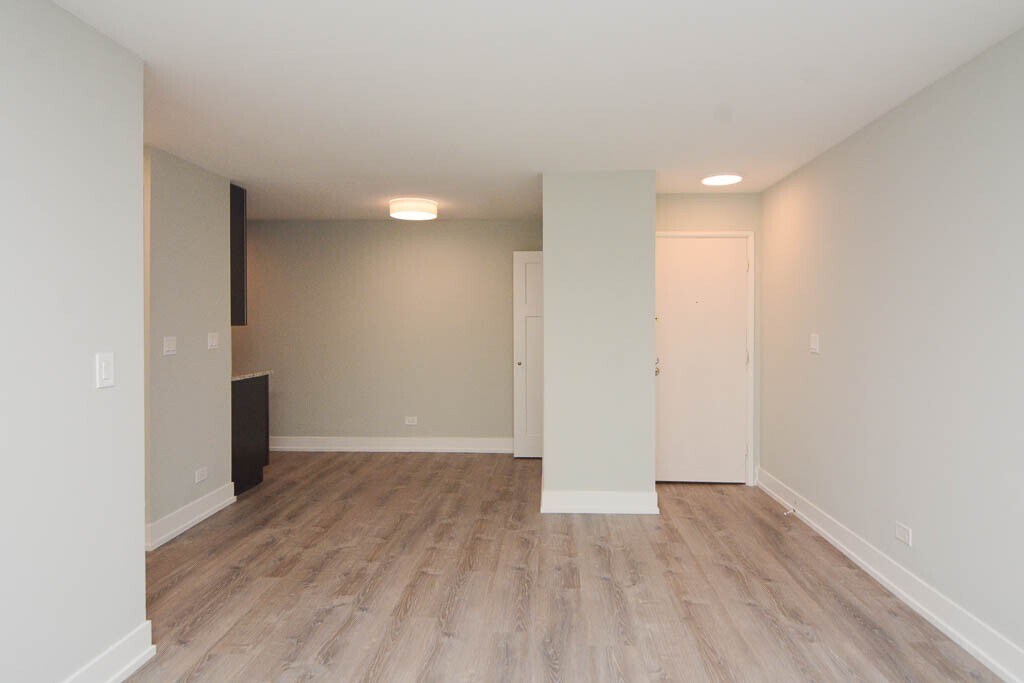 Building Photo - 448 W Barry Ave