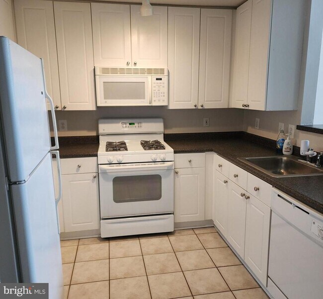 Building Photo - 2791 Centerboro Dr