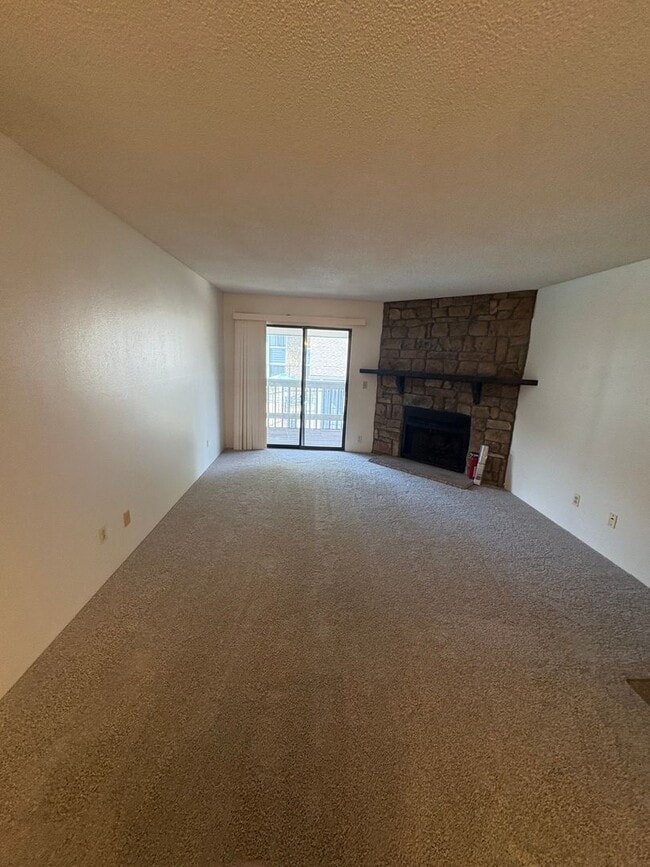 Building Photo - 1 - Bedroom / 1-Bath Penthouse Unit with I...