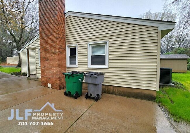 Building Photo - Freshly Updated 2/2 Duplex with Modern Fix...