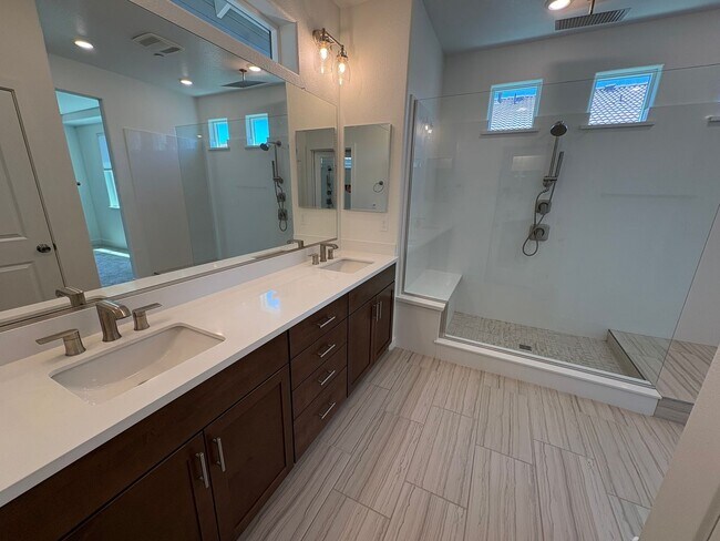 Building Photo - Beautiful 4 Bedroom 3 Bath Brentwood Home With SOLAR