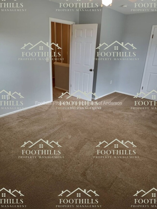 Building Photo - 213 Lake Forest Cir