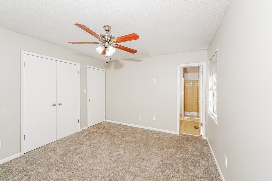 Building Photo - 933 Edwards Lake Rd