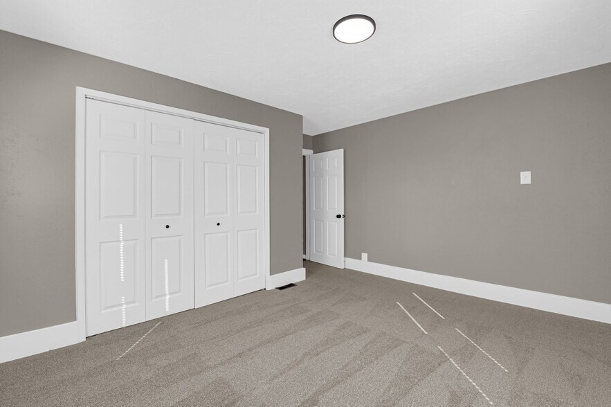 Building Photo - 9919 Clyde Ave