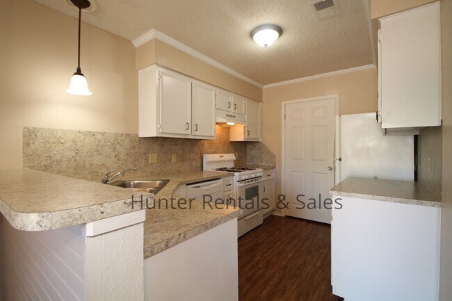 Building Photo - Awesome Duplex!