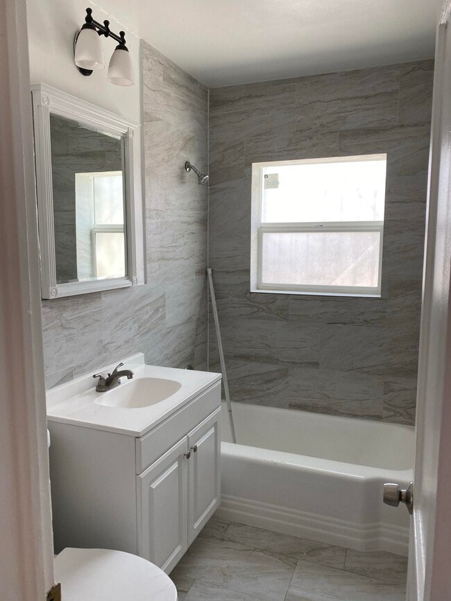 Building Photo - 613 Olson St