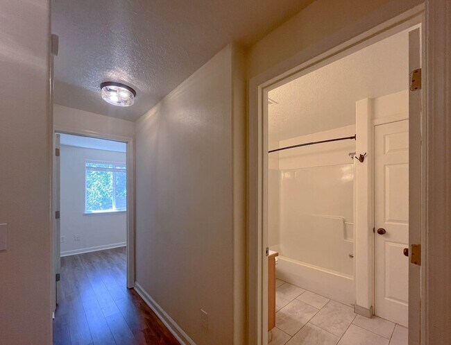 Building Photo - Charming SE Portland Home in a Central, Accessible Location