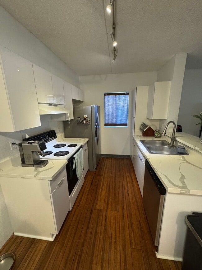 Building Photo - 2 Bedroom | 1 Bathroom | 2 Parking Stalls