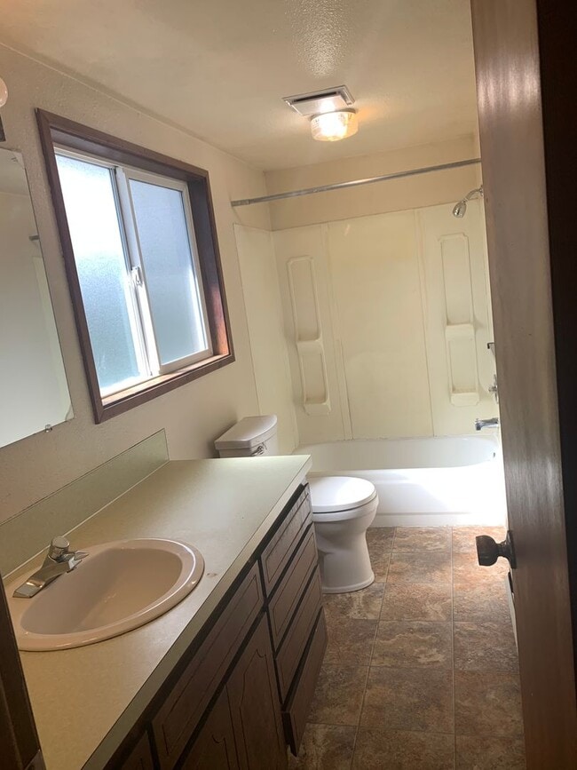 Building Photo - Available Now!  One level 2 Bedroom and 2 Bath Home