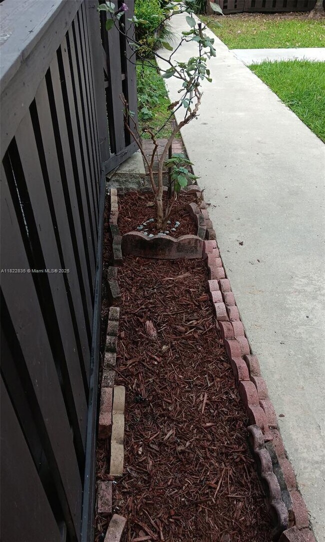 Building Photo - 10790 N Kendall Dr