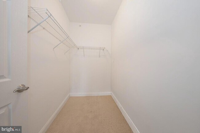 Building Photo - 300 W Elm St