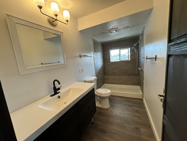 Master bathroom - 313 E View St